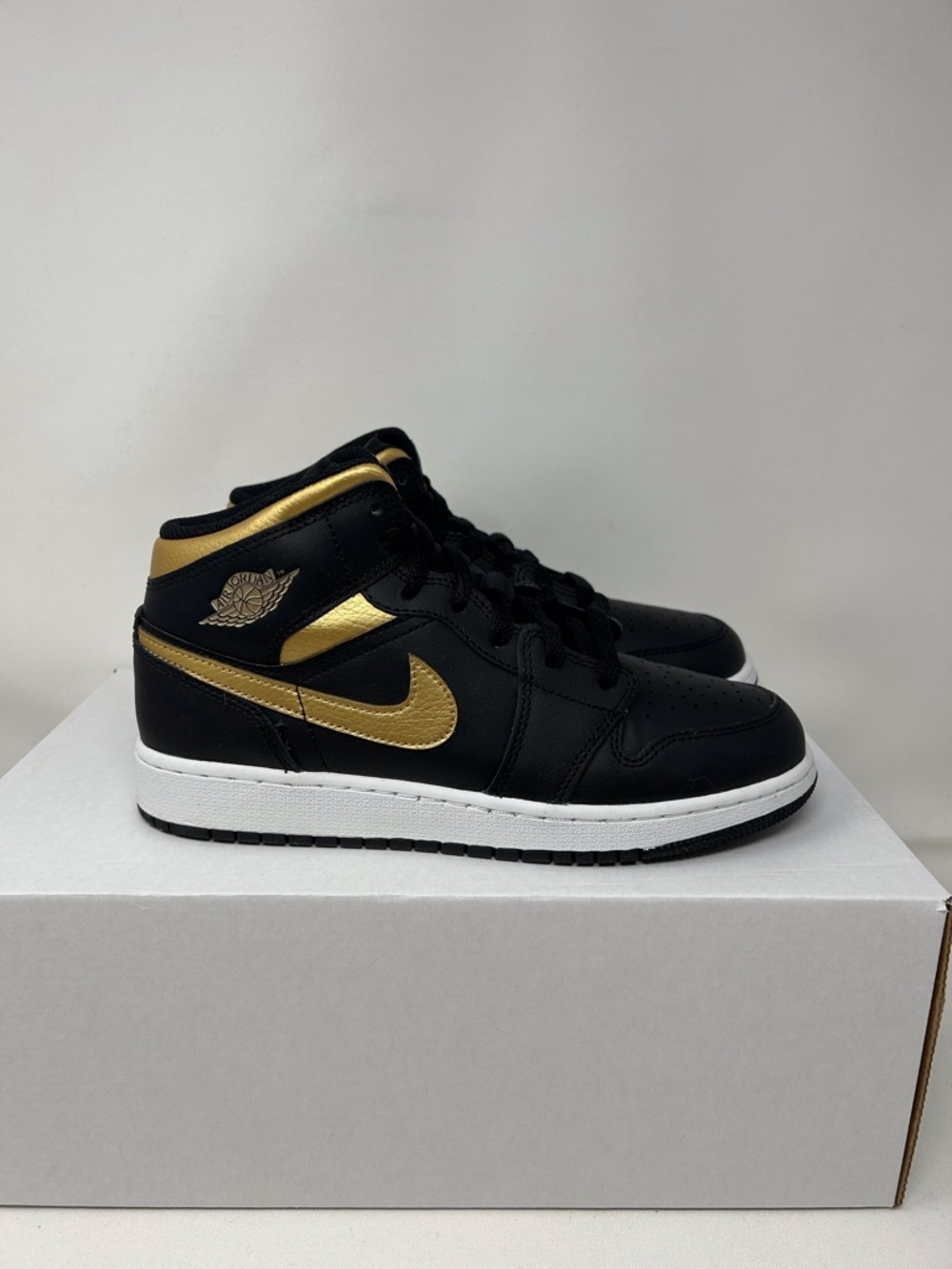 Jordan 1 Mid 'Black & Gold' Size 6Y or 7.5W